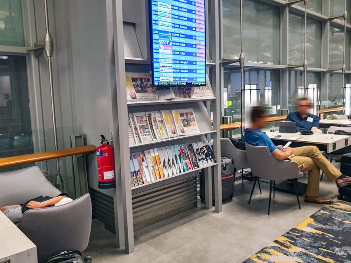 Newspapers, magazines, flight information displays, Marhaba Lounge Singapore T3.